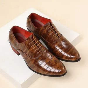 Dettaglio di scarpe stringate da uomo marroni con trama a coccodrillo e tacco alto