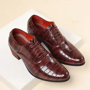 Scarpe Oxford da uomo in pelle bordeaux motivo coccodrillo con tacco alto e largo