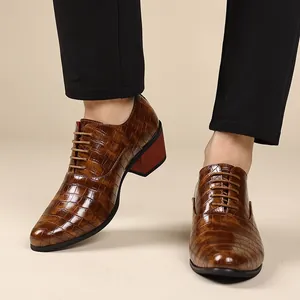 Vista dettagliata di scarpe eleganti marroni con motivo a coccodrillo e tacco alto