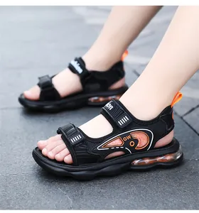 Detalle de sandalias deportivas para niño con suela de aire y velcro