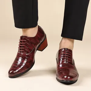 Dettaglio di scarpe in pelle da uomo con tacco alto e motivo a coccodrillo bordeaux