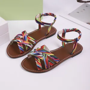 Farbenfrohe flache Sandalen im Ethno-Stil mit elastischen Knöchelriemen und Muster