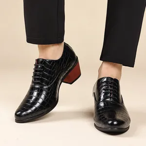 Vista dettagliata di scarpe da uomo in pelle nera con motivo a coccodrillo e tacco alto
