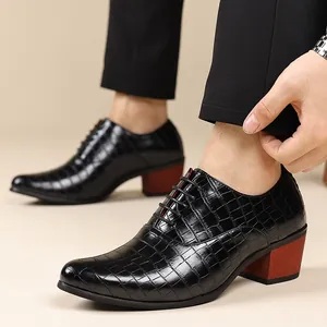 Vista dettagliata di scarpe eleganti da uomo nere con motivo coccodrillo e tacco