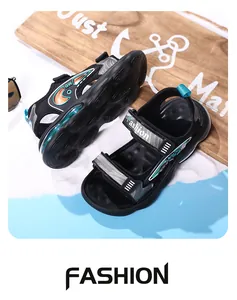 Primer plano de sandalias deportivas para niño con suela de aire y color