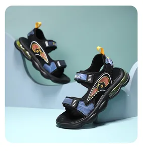 Detalle de sandalias deportivas para niño con tiras azules y suela con cámara de aire