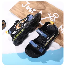 Detalle de las sandalias deportivas para niño con tiras azules y suela con cámara de aire
