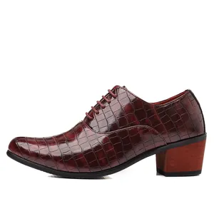 Eleganti scarpe oxford bordeaux da uomo con motivo coccodrillo e tacco alto spesso per matrimoni