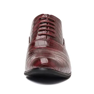 Scarpe Oxford classiche da uomo marroni con un elegante motivo a griglia e lacci neri
