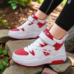 Baskets montantes rouges et blanches pour enfants avec velcro pour les sports de plein air en automne