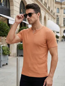Modelo con camiseta de canalé en color terracota y cuello en V en un entorno de calle