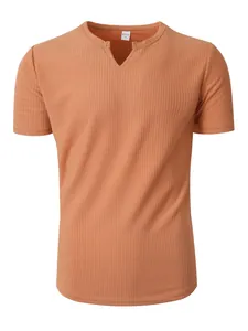 T-shirt da uomo slim fit con scollo a V in maglia a coste color arancio terracotta.