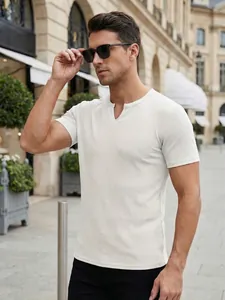 Detalle de la tela acanalada blanca y el cuello en V de una camiseta casual para hombre.