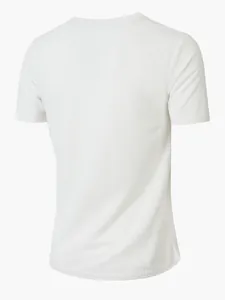 Vista posteriore dettagliata della t-shirt bianca da uomo con trama a costine verticali