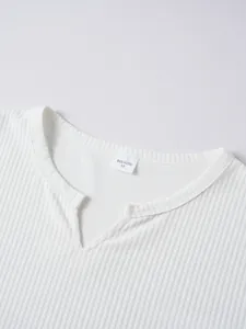 Dettaglio della trama a costine bianca e dello scollo a V di una t-shirt casual da uomo