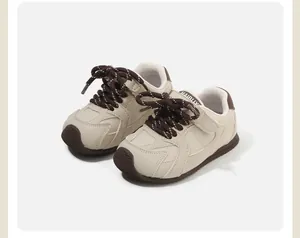 Vista detallada de zapatillas de bebé en crema y marrón con diseño anti-colisión