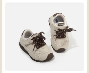 Detalle de zapatos de gateo beige para bebés con suelas marrones resistentes al choque.