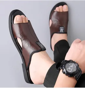 Gros plan de sandales pour hommes en cuir marron montrant le design et la texture douce