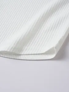 Dettaglio macro dell'orlo a doppia cucitura su una t-shirt bianca in maglia a coste fine