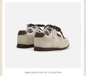 Vista trasera de zapatos de bebé en color crema y marrón con talón acolchado