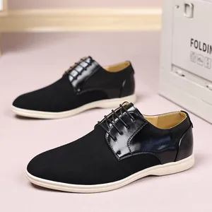 Vista dettagliata di scarpe casual da uomo in materiali misti neri con suola bianca morbida