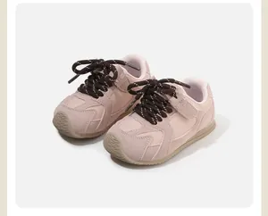 Vista detallada de zapatillas rosas para bebés con cordones marrones y puntera dura