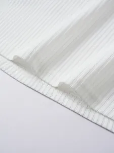 Primo piano dettagliato del tessuto a coste bianco e delle cuciture su una t-shirt da uomo