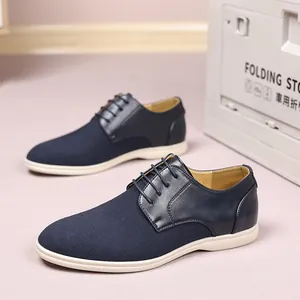 Vista laterale di scarpe casual da uomo blu navy in pelle scamosciata e pelle