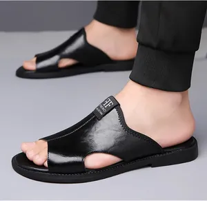 Détail de sandales en cuir noir pour hommes avec découpes pour un port estival frais