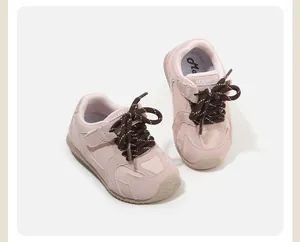 Detalle de zapatos de gateo rosa para bebés con punta reforzada y cierre de velcro