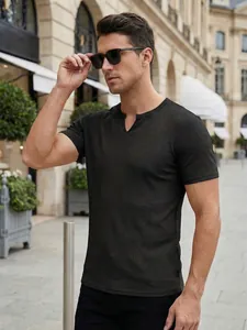 Primer plano de camiseta de hombre en verde oscuro con tejido de canalé y cuello en V