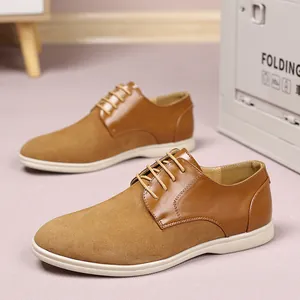 Vista dettagliata delle scarpe casual da uomo in pelle scamosciata marrone e pelle.