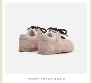 Vista trasera de zapatos rosas para bebés con cordones marrones y suelas de goma.