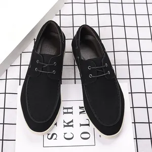 Vue de dessus de mocassins noirs en daim pour hommes sur fond quadrillé