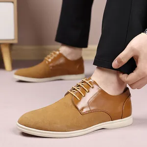Dettaglio della vista laterale delle scarpe casual da uomo in pelle e camoscio marrone