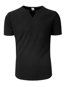 Dettaglio ravvicinato di una t-shirt a costine nera a maniche corte con scollo a v
