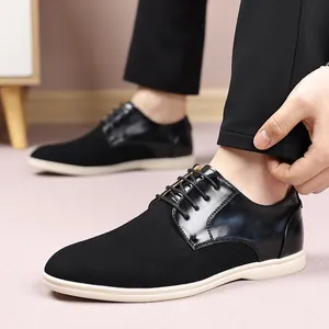 Scarpe stringate basse da uomo casual con raffinato patchwork nero opaco e lucido.
