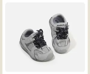 Vista detallada de zapatillas grises para bebé con diseño anticolisión y velcro.