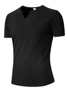 Vista dettagliata della t-shirt da uomo in maglia a coste nera con moderno scollo a V