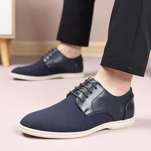 Vista dettagliata delle scarpe casual blu navy da uomo con lacci e morbide suole bianche