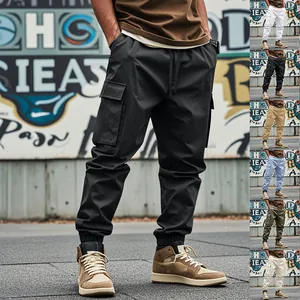 Dettaglio dei pantaloni cargo da uomo con tasche multiple in vari colori stile casual