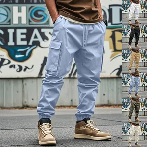 Pantaloni cargo uomo con tasche multiple e polsini elastici in vari colori.