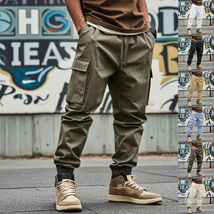 Pantaloni cargo da uomo con tasche multiple che mostrano varie opzioni di colore all'aperto