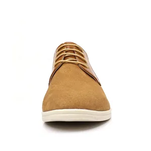 Vista frontale di scarpe casual da uomo in pelle scamosciata marrone con suola morbida