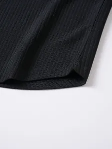 Macro della trama del tessuto a costine e della cucitura dell'orlo di una t-shirt nera