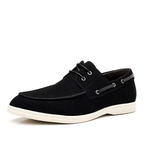 Chaussure bateau élégante en daim noir pour homme avec semelle blanche et lacets.