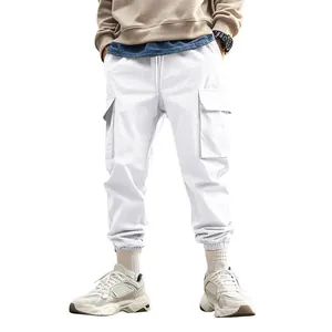Vista dettagliata dei pantaloni cargo bianchi da uomo con design funzionale a tasche multiple