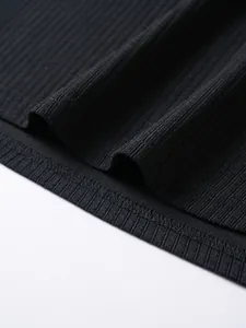 Dettaglio macro della maglia a coste nera e cucitura dell'orlo resistente sulla maglietta