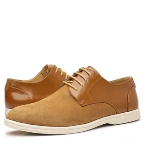 Scarpe casual da uomo marroni in pelle e camoscio su sfondo bianco puro e luminoso