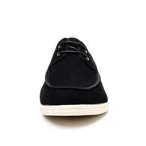 Mocassins élégants en daim noir pour hommes avec semelle blanche et détails de lacets